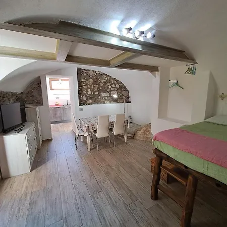 Casa Rosa Nel Borgo Di Linzanico * 아바디아