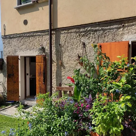 Casa Rosa Nel Borgo Di Linzanico Daire