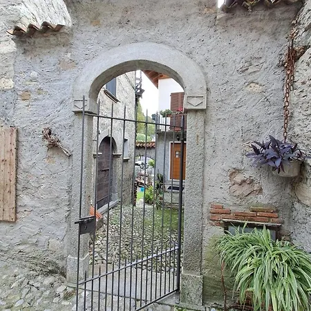 Casa Rosa Nel Borgo Di Linzanico * Abbadia Lariana