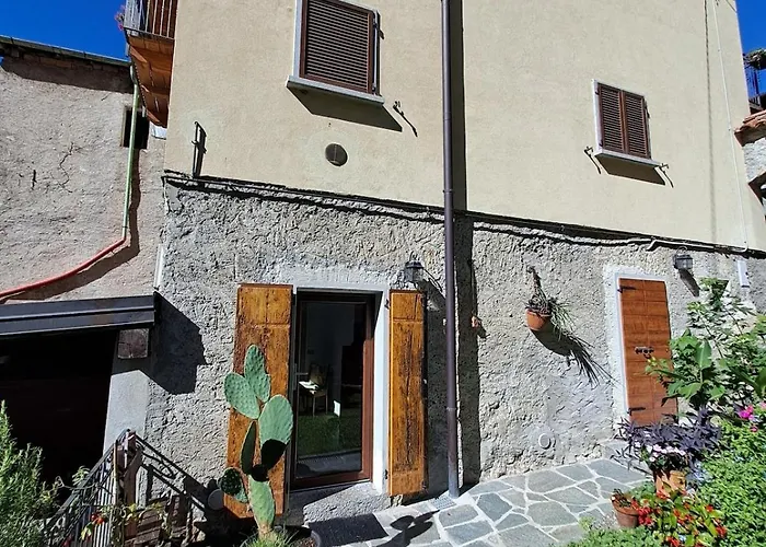 Casa Rosa Nel Borgo Di Linzanico Abbadia Lariana